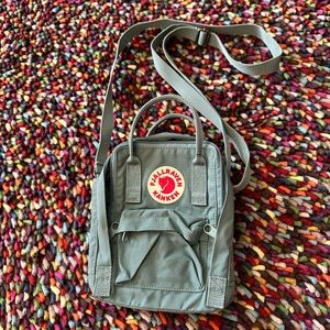Fjallräven Kånken Sling in Frost Green